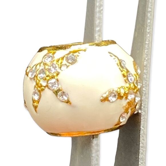Cream bead charm with gold starfish with rhinestones no stamps - Picture 4 of 7